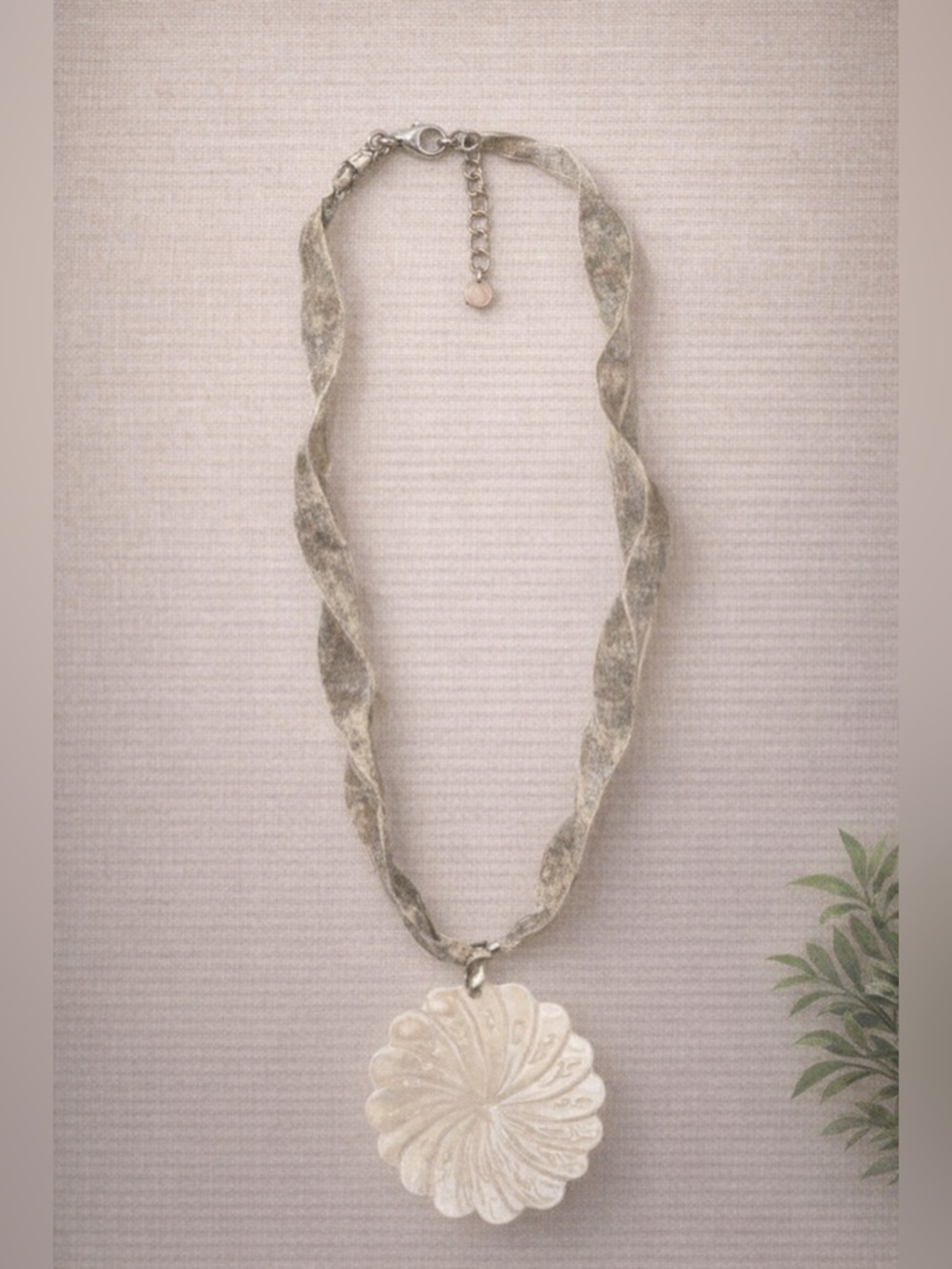 Freyja Collection White Floral Pendant Necklace — Boutique Ribbon Chain